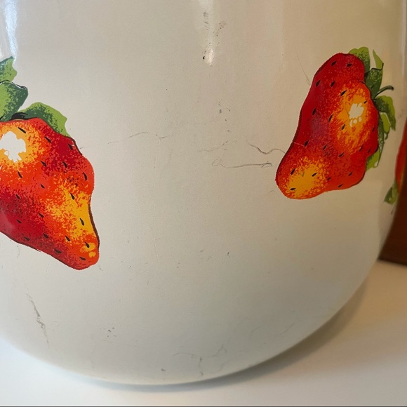 Enamel Bowl with retro vintage strawberries - Picture 7 of 12
